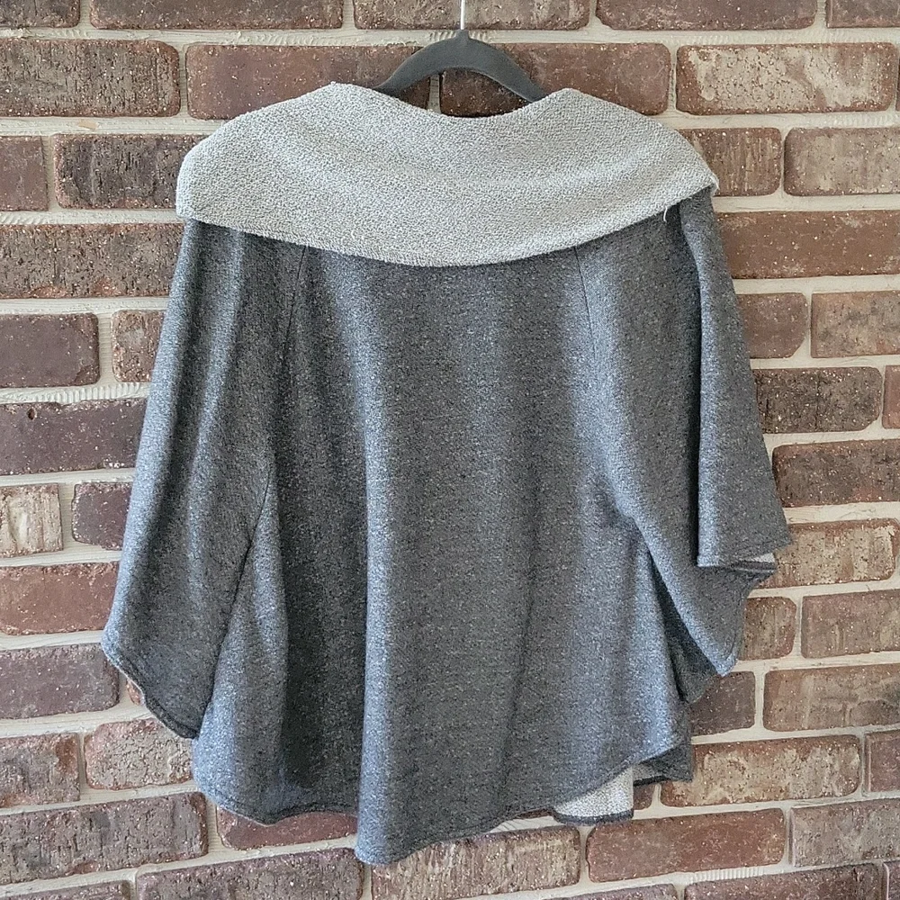 AB Studio Lightweight Pacho Size Small - Picture 10 of 10